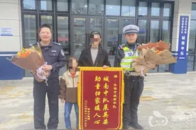 八婺文明新风尚｜女孩迷路无助大哭 民警秒变暖心“奶爸”图片