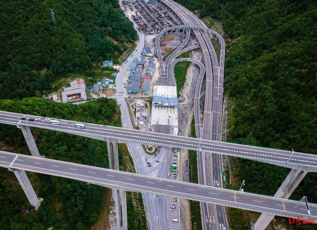 4小时成都“飙拢”九寨沟，九绵高速“最美风景线”本月底通车 记者试跑：车行云端，美景随手拍