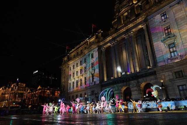 上海：黄浦江畔上演旅游节花车大巡游