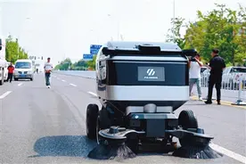 无人驾驶清扫车亮相沈阳街头图片