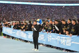 这名“国产”教练，带领球队完成“三级跳”图片