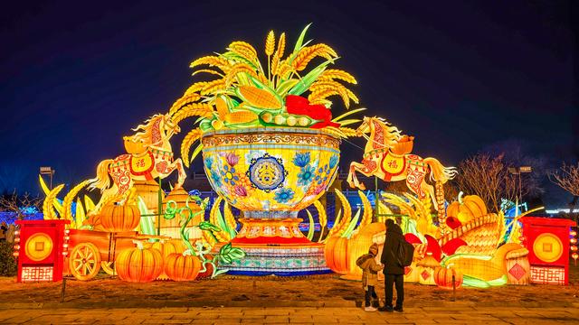 京彩新春彩灯嘉年华亮灯，百余灯组璀璨绽放世界公园