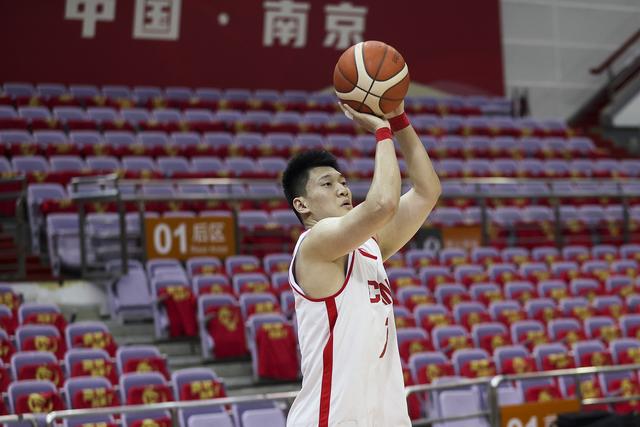 媒体人：雷蒙靠双手打出一片天