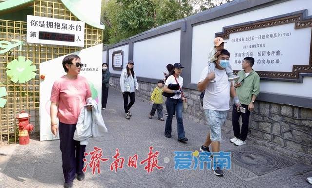 一年四季 泉在济南丨西更道街春意浓 游客漫步石板路打卡老巷