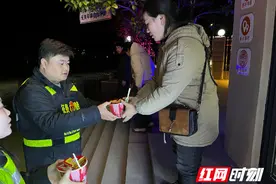 大巴车突发故障59名乘客滞留收费站 他们的操作真暖图片