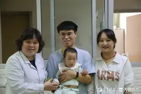 宝宝一周岁之际，他们回到山大齐鲁医院（青岛）一起过生日图片