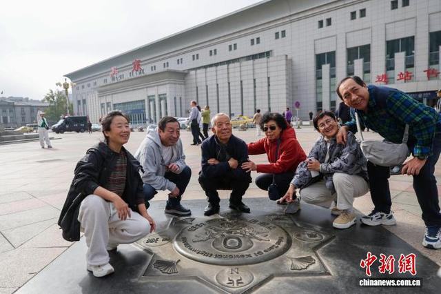 辽宁丹东国道G331零公里起点吸引游客打卡拍照