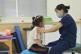 双向奔赴！艰辛的儿童康复之路却也充满希望图片