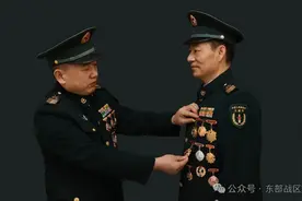 敬礼！两位从军30年的“兵王”光荣退休图片