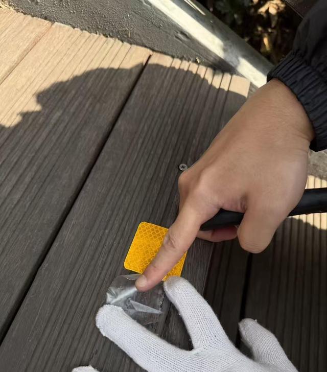 登山台阶的反光贴塑料薄膜直接扔山里？马家坞管理方：已完成清理