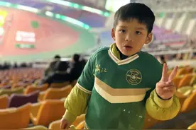 爸爸为陪娃看国足，应聘赛事临时保安，刷题赶考成功入选图片