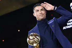 你是第一！维尼修斯评论C罗发布获奖照片的ins图片