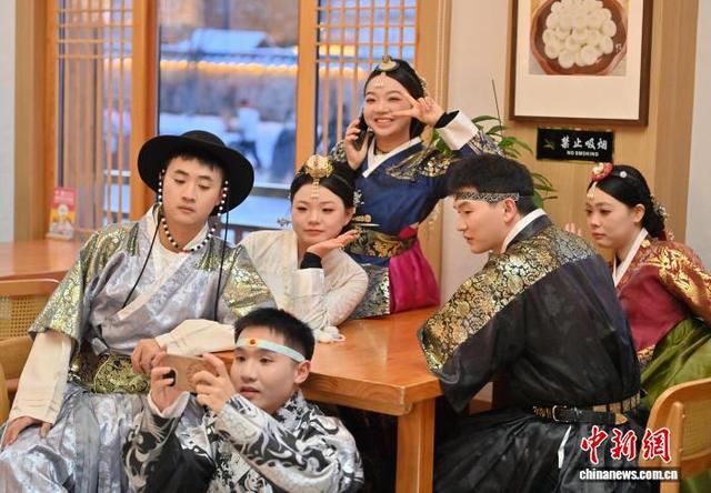 延吉民俗园旅拍火热 冰雪难挡游客热情