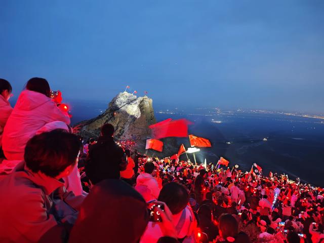 男子扛着国旗夜爬滚钟口众人点亮上山路，游客：大家都是凌晨来的，现场人超多