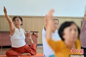 探访吉林老年瑜伽课：银发族爱上拉伸运动图片
