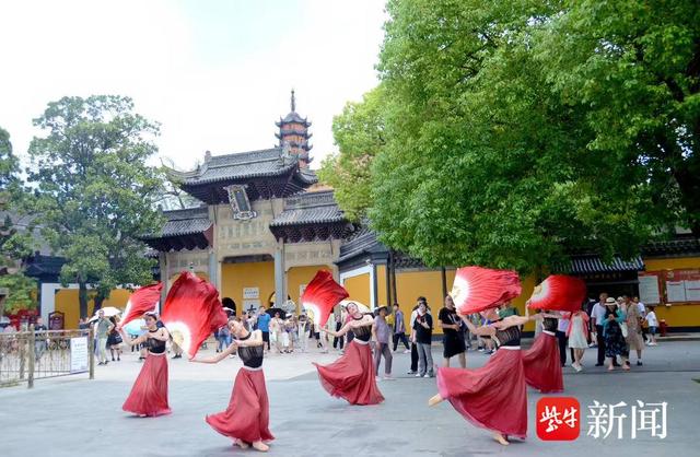 镇江：苏超又搭台  文旅唱大戏
