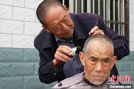 湖北一古稀老人义务理发：“帮助别人快乐自己”图片