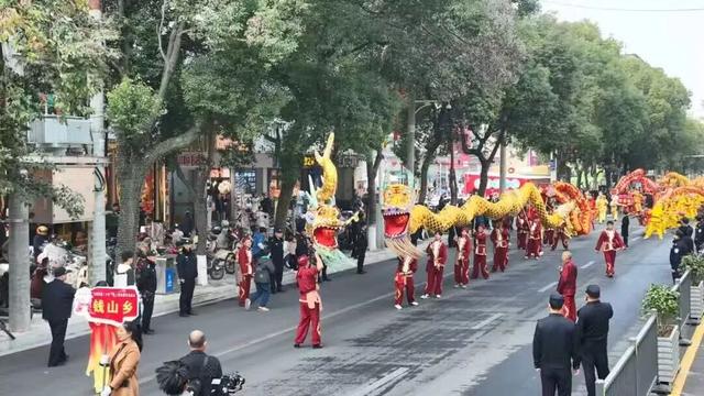 舞龙大会、民俗踩街、民俗展演、互动市集......安福县2026年喜迎新春文艺展演暨第四届民俗文化庙会预告来袭！