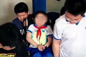 超暖！全年级9个班为她“原地不动”图片