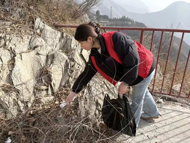 【青春护绿志愿行，环境焕新我先行】文县团委积极组织“返家乡”大学生参与环境卫生整治