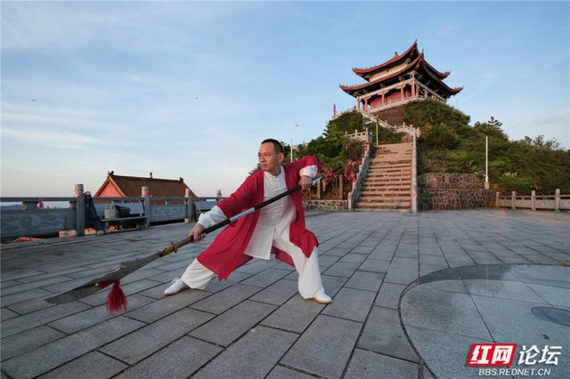 五雷仙山势惊天，秋日武姿舞云端