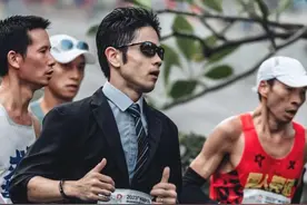 “西装大叔”日本跑者濑户温夫的广马初体验：跑崩了也很开心图片
