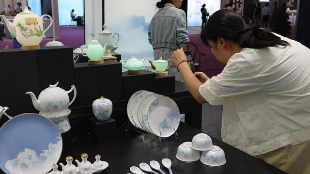 秋光如颂 全景淄博 | 淄博泰山瓷业陶瓷文创产品引市民热捧