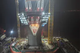 世界最大跨度三塔钢箱梁斜拉桥主塔下横梁提升完成图片