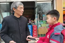 小学生捡到手机10分钟归还失主图片