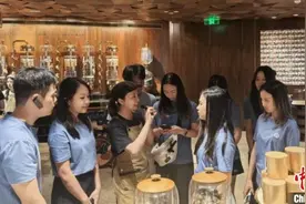 海外华侨华人青年学生在沪实习：体验文化 发现精彩图片