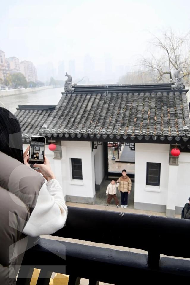 爆满！今天无锡这里排起长队