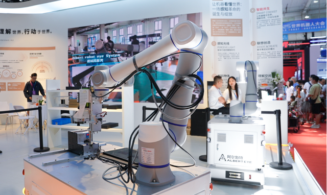 越疆DOBOT AtomⅡ人形机器人亮相，搭载多形态智能平台