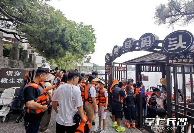 组图｜秋凉伴佳节 市民公园乐享节日时光