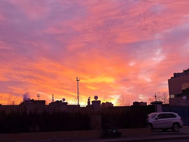 绝美朝霞来了！风歇月晕笼，霞流江泛红