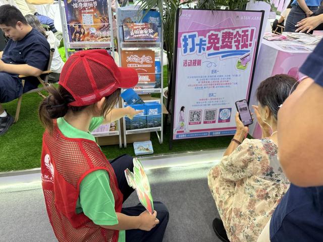 武汉“红马甲”注入青春能量，中国文旅博览会“因你而美”