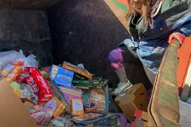 英媒：生活成本上涨 越来越多美国人翻垃圾桶寻找可用物品图片