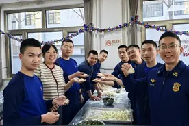 消防员春节坚守岗位，家属来消防站团聚图片