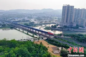 西南首列品质型旅游列车在蓉首发图片