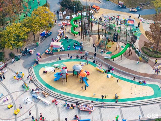 李村河畔，自然与欢乐交融