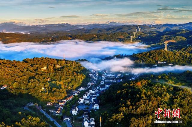 湖北宜都：金霞破晓 云海漫山