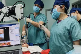 湖南一6岁孩子误将玩具零件呛入气道半年，因发烧就医时才发现并取出图片