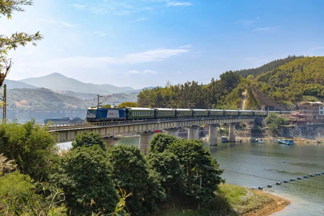 我的铁路风景｜火车上“悦读”，是诗与远方的情怀佐料