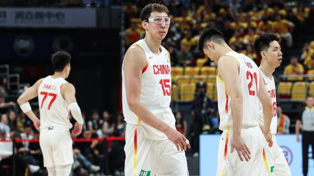 世界杯预赛“开门黑”，中国男篮主场不敌韩国队，完全防不住对方核心李贤重