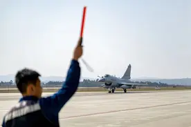 呼啸长空，战鹰振翅，南部战区空军航空兵某旅组织开展跨昼夜空战图片