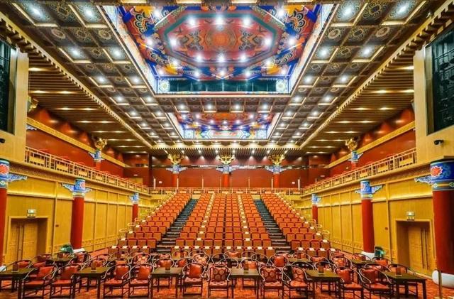火出圈！王府井“空中戏院”成年轻人打卡新宠——