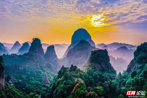 云雾作幕，丹霞为台：独岩峰的“天际线独舞”