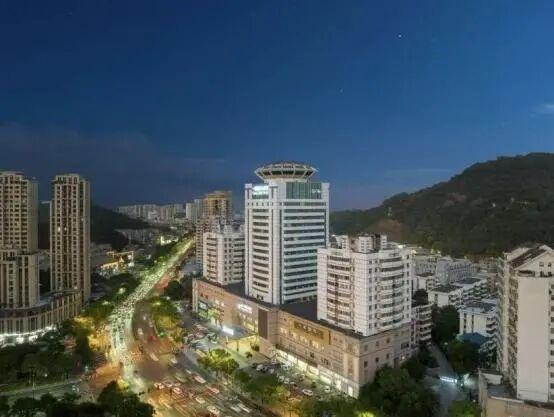 免费接驳、专属送机、优惠折扣、专享礼遇……酒店专属福利来了！“星星们”快码住→