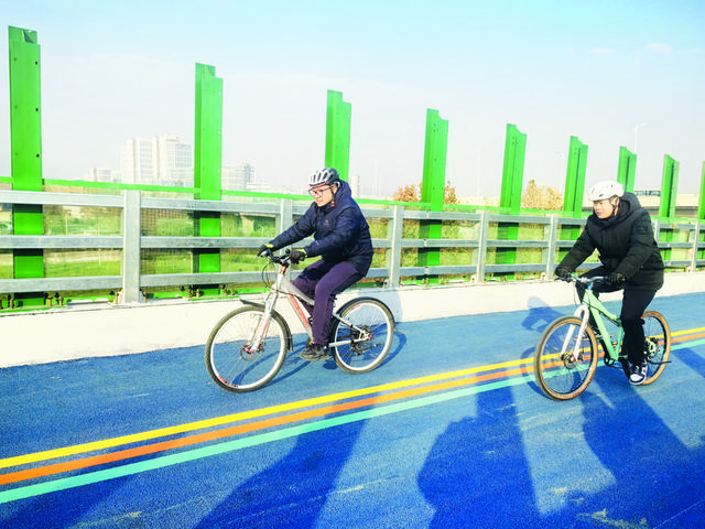 ​石家庄百公里环城绿道实现全线贯通 串联起滹沱河、环城水系与太平河三大水系，为市民打造出可骑行、慢跑、漫步的连续绿色空间