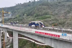 江龙高速长沟湾大桥双幅合龙图片