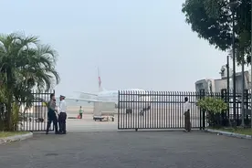 中国云南救援医疗队抵达缅甸仰光图片
